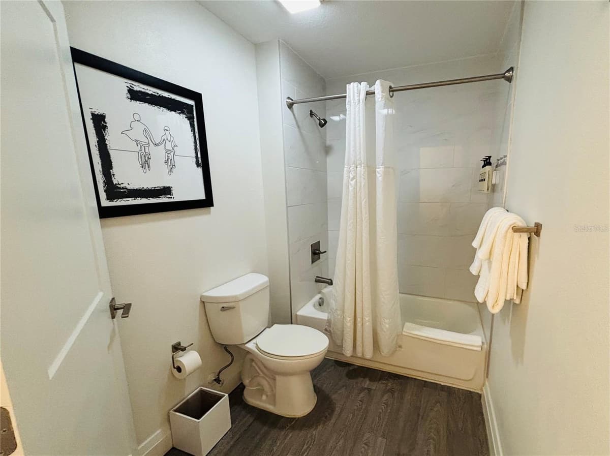 14501 GROVE RESORT AVENUE — photo 15 of 42