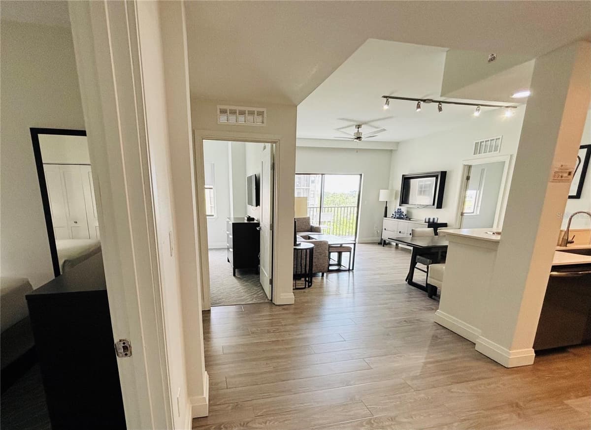 14501 GROVE RESORT AVENUE — photo 10 of 42