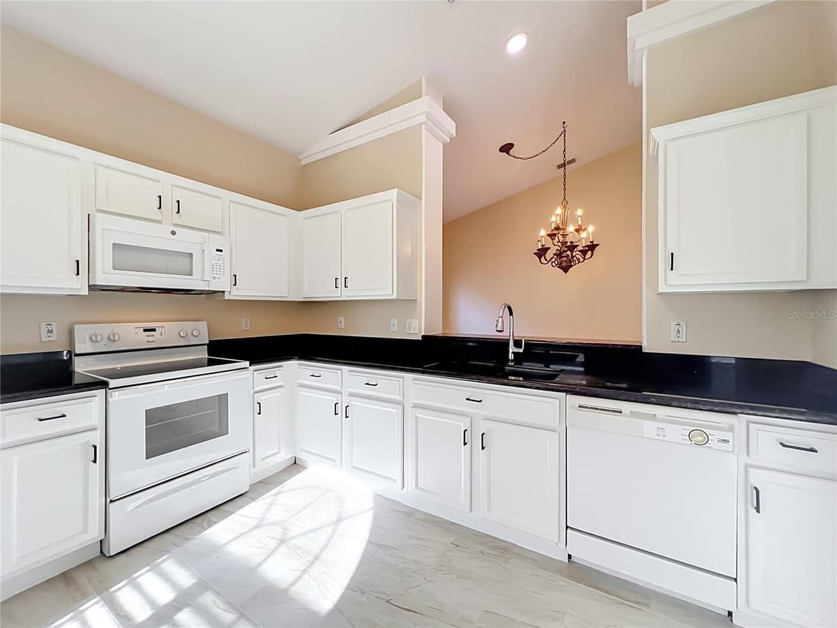 1714 FOX GLEN COURT — photo 8 of 40