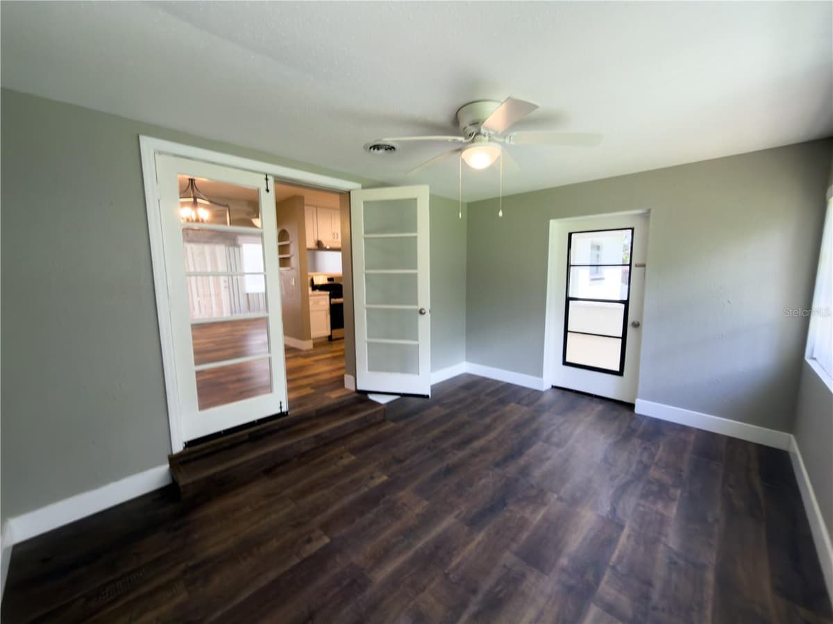 374 GRAVES AVENUE — photo 13 of 21