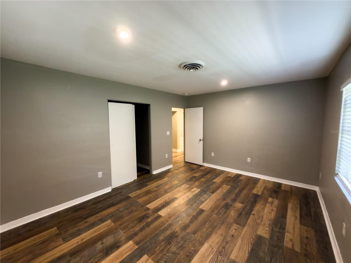 374 GRAVES AVENUE — photo 10 of 21