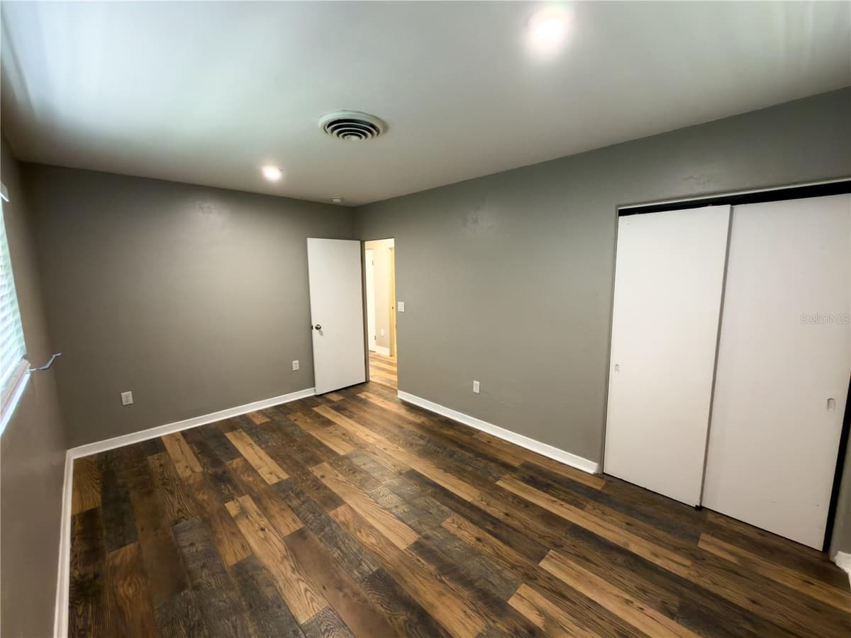 374 GRAVES AVENUE — photo 11 of 21