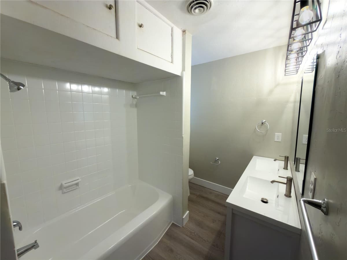 374 GRAVES AVENUE — photo 12 of 21