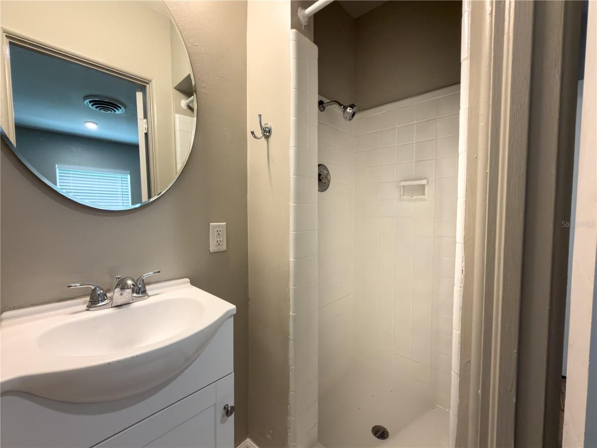 374 GRAVES AVENUE — photo 9 of 21