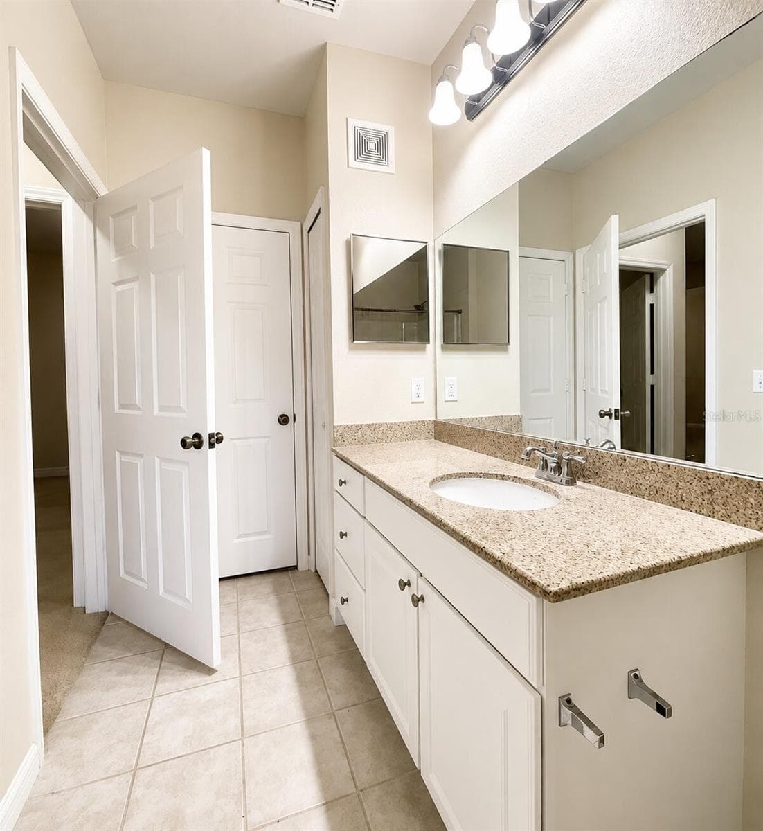 430 SOUTHERN PECAN CIRCLE — photo 7 of 29