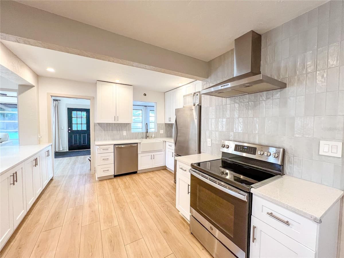 215 16TH AVENUE — photo 4 of 17