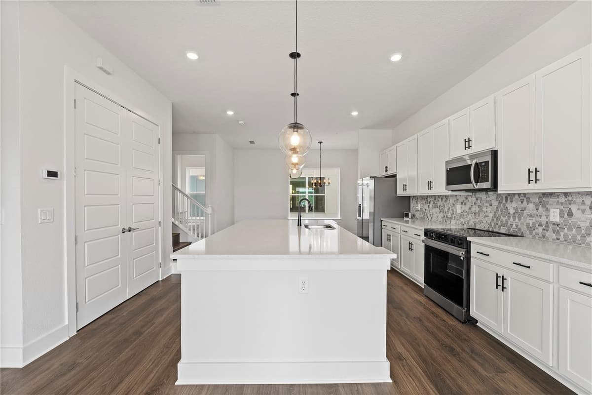 336 CENTER LAKE LANE — photo 8 of 53