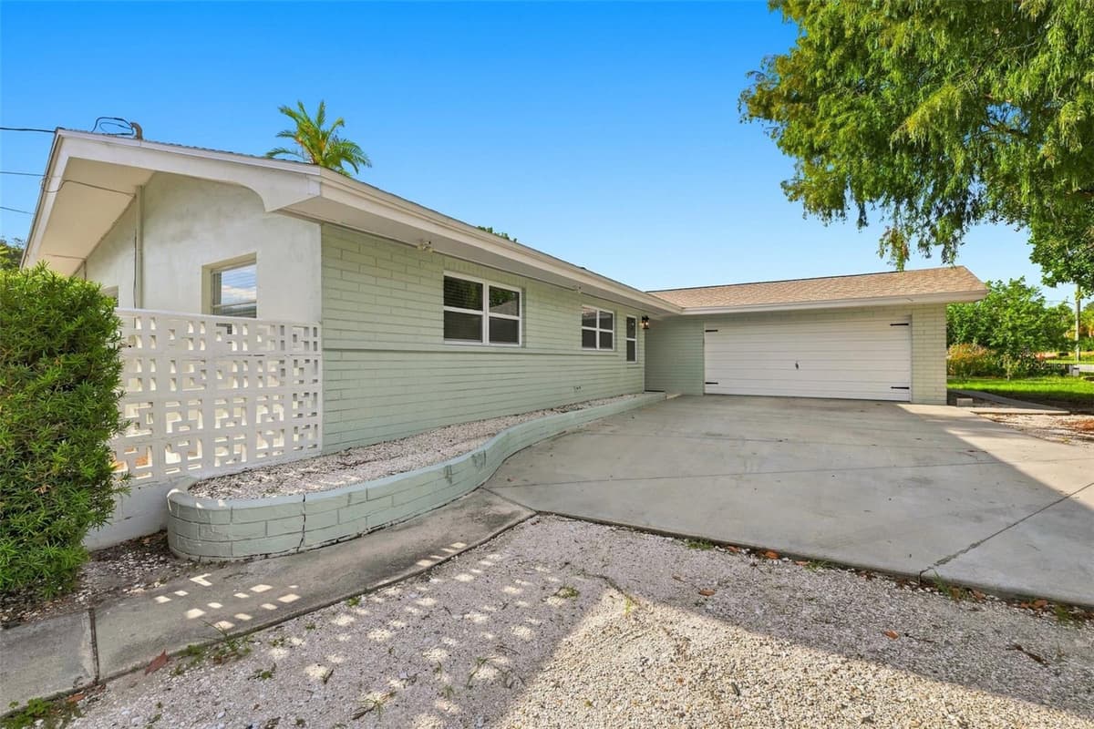 12999 INDIAN ROCKS ROAD — photo 4 of 54