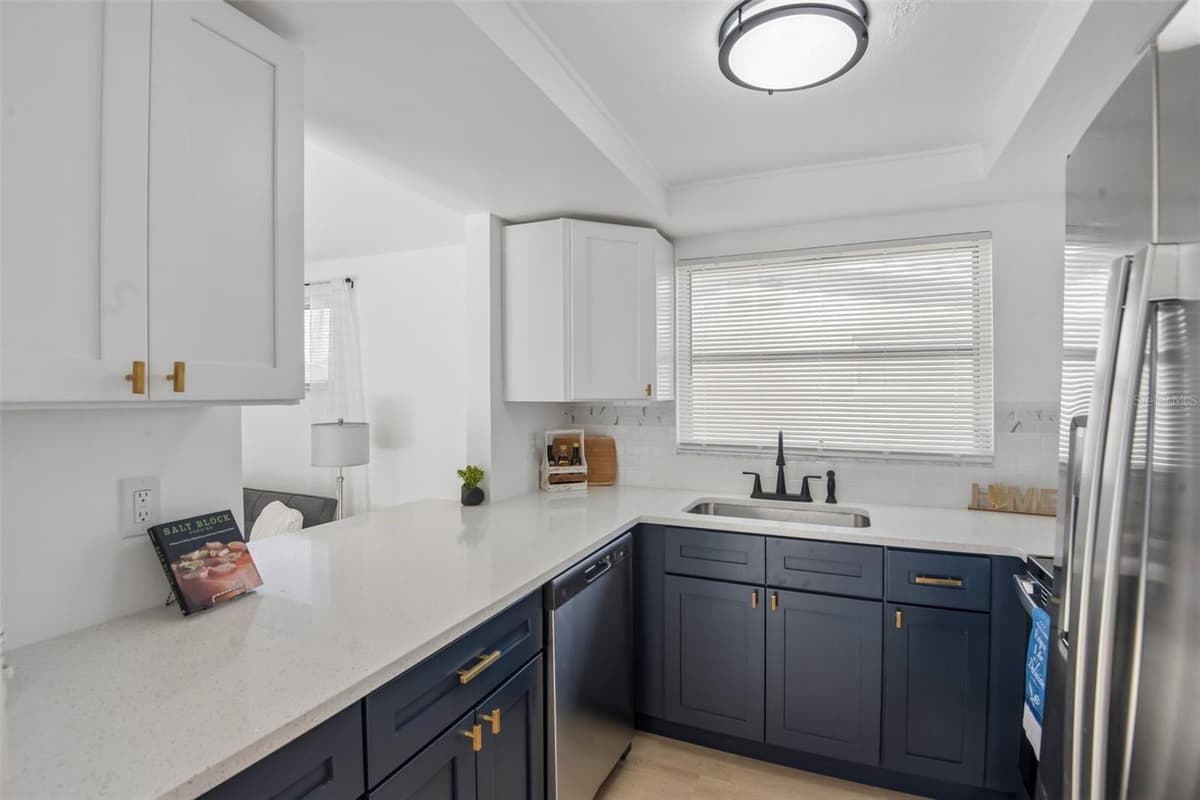 5137 MANOR DRIVE — photo 3 of 34