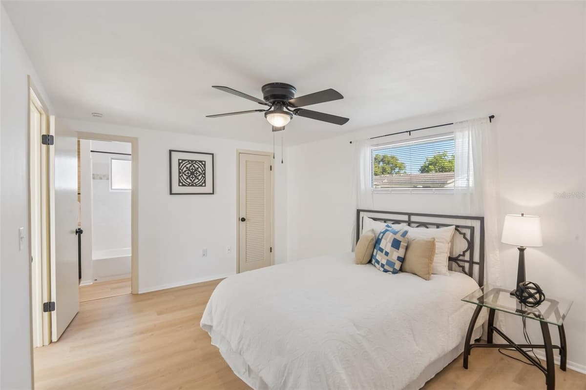 5137 MANOR DRIVE — photo 5 of 34