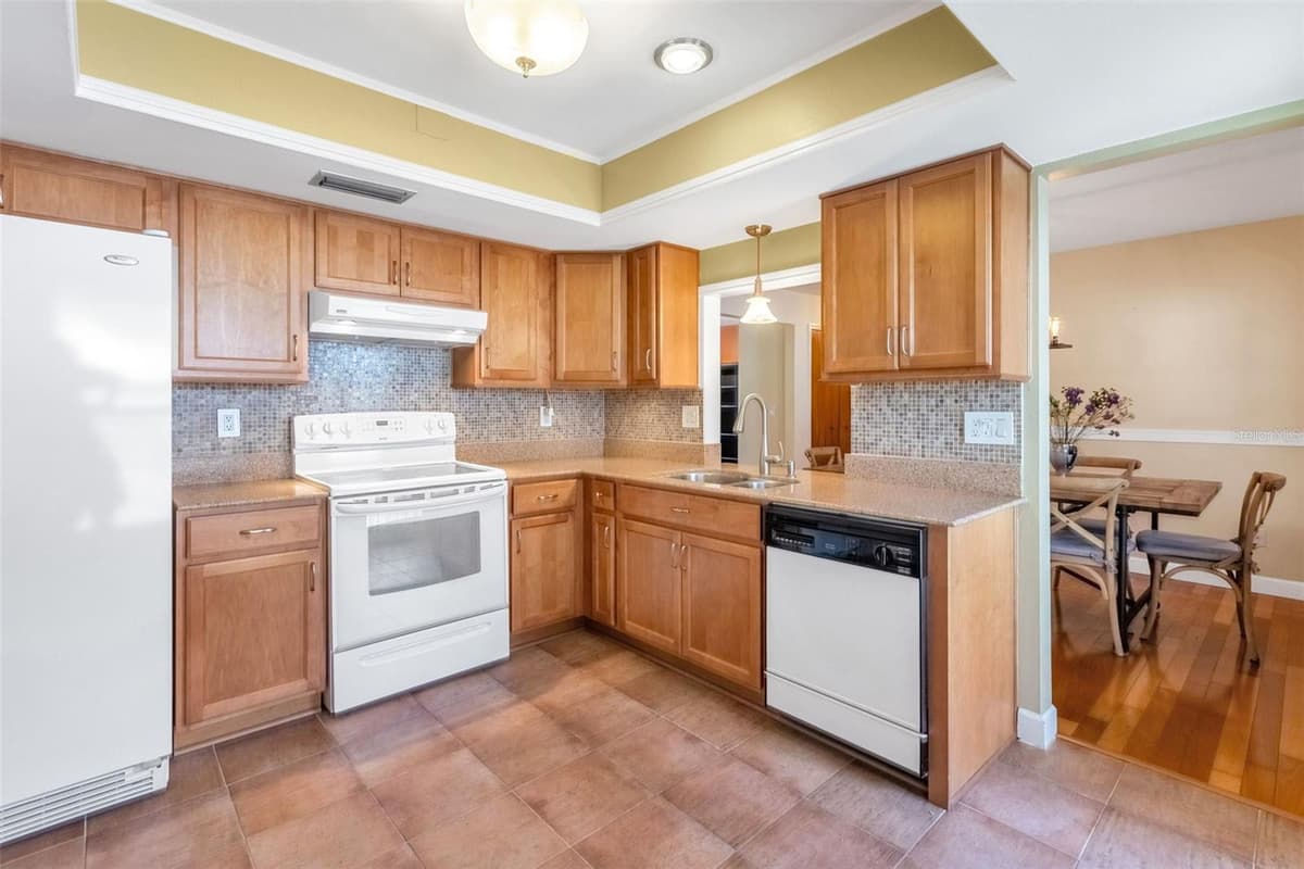 1850 BRYAN AVENUE — photo 10 of 31