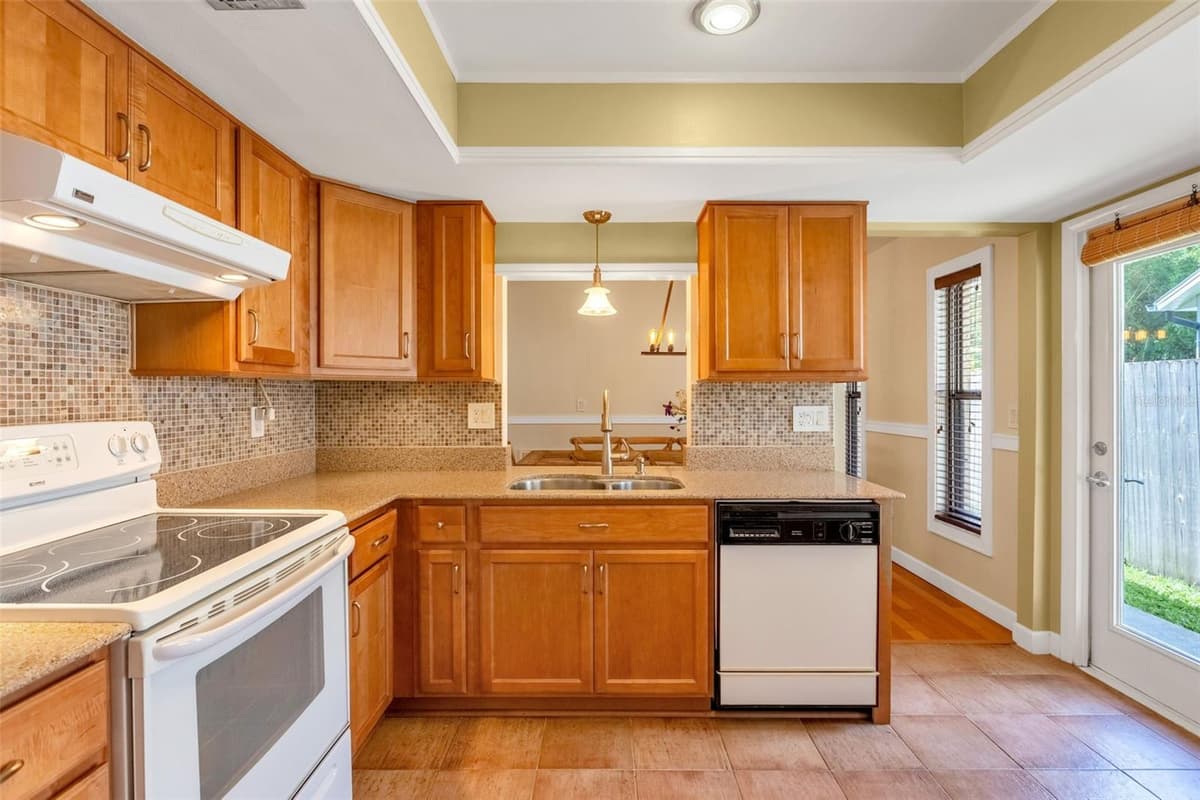 1850 BRYAN AVENUE — photo 11 of 31