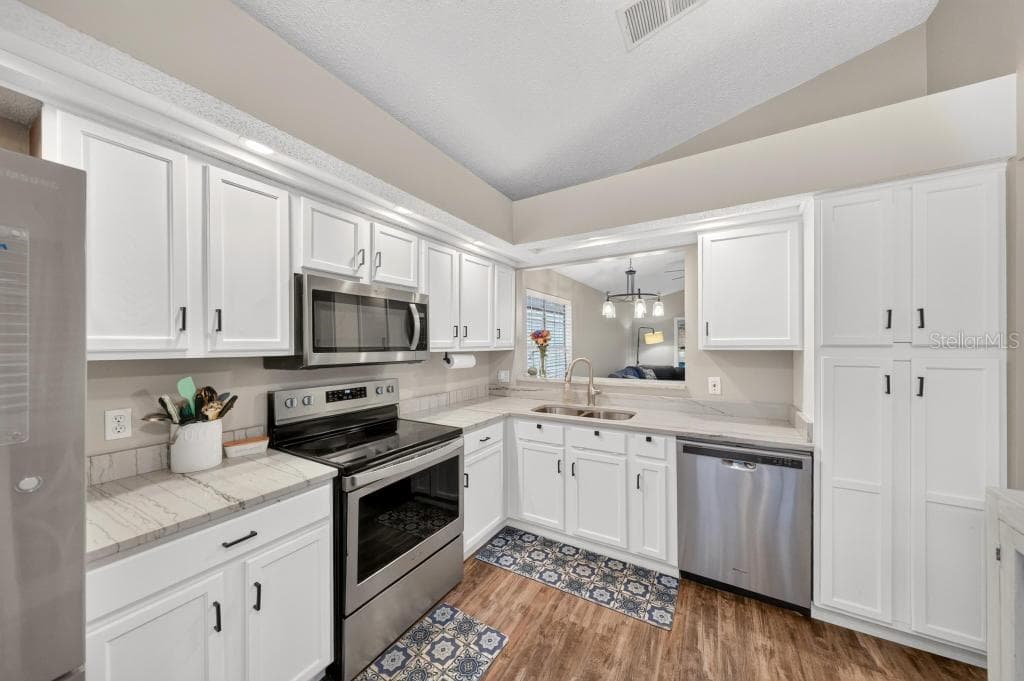 105 NEWPORT SQUARE — photo 17 of 68