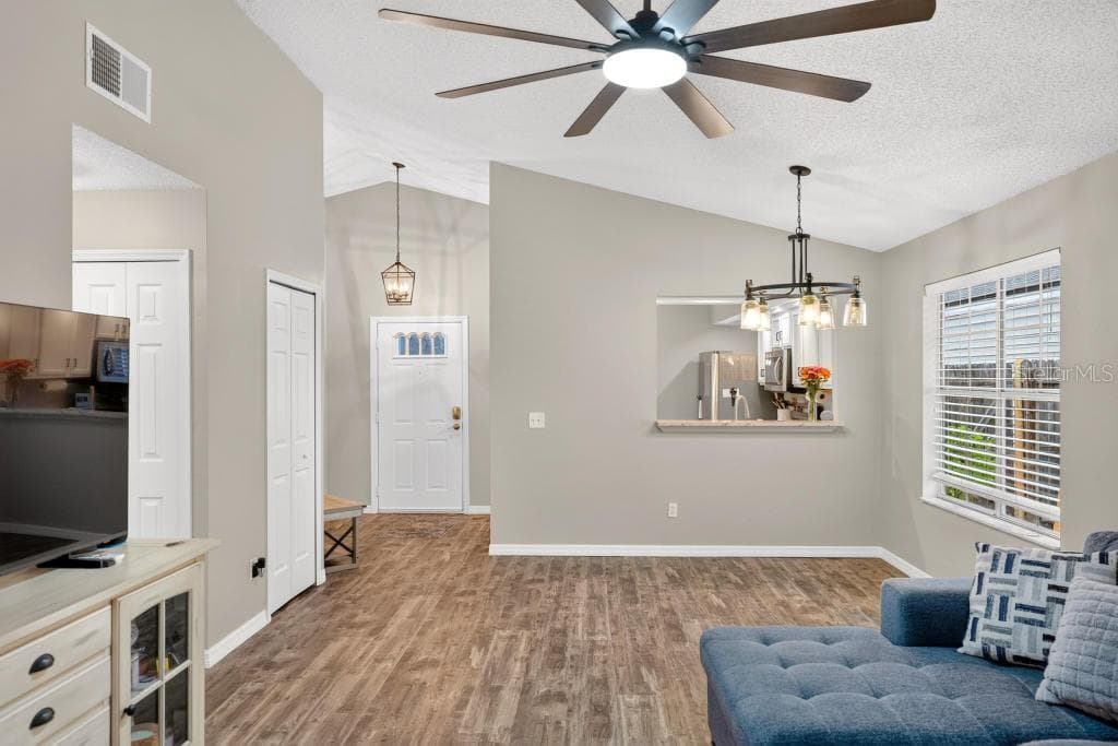 105 NEWPORT SQUARE — photo 4 of 68