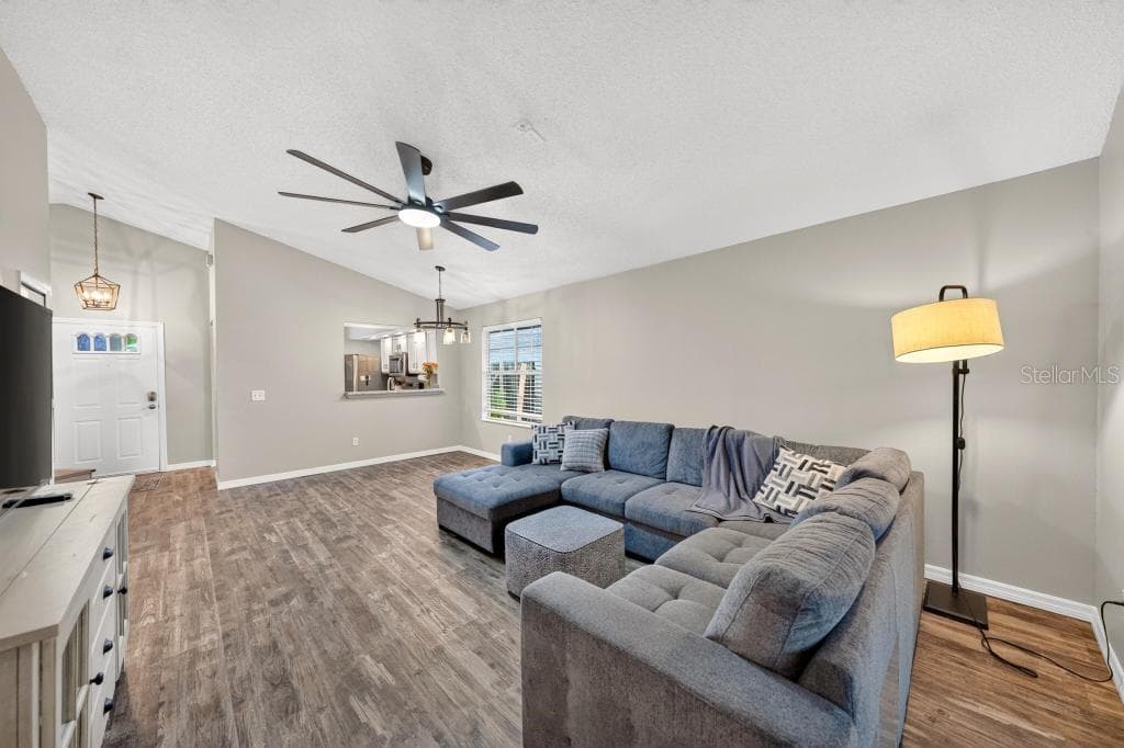 105 NEWPORT SQUARE — photo 19 of 68