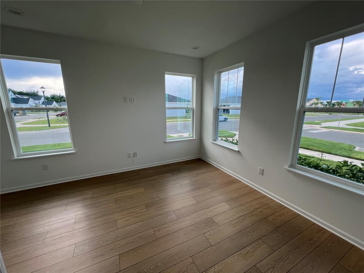 1896 CROWNCREST DRIVE — photo 4 of 39