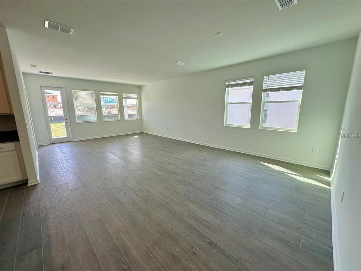 2665 ARMSTRONG AVENUE — photo 4 of 21