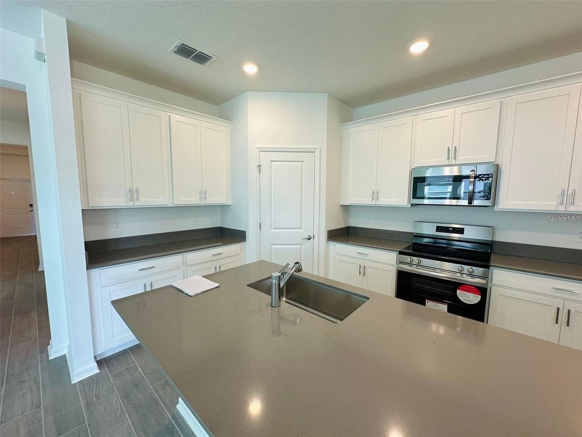 2665 ARMSTRONG AVENUE — photo 8 of 21