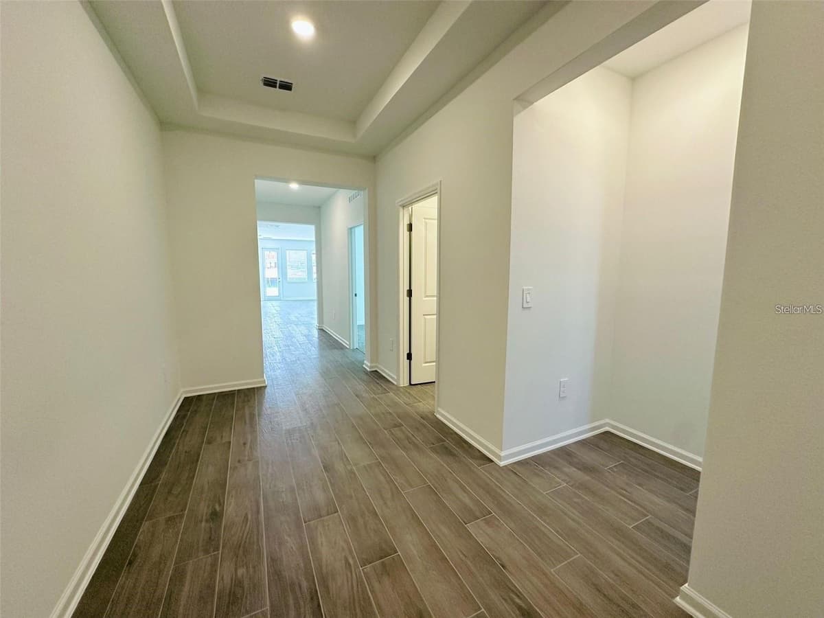 2665 ARMSTRONG AVENUE — photo 3 of 21