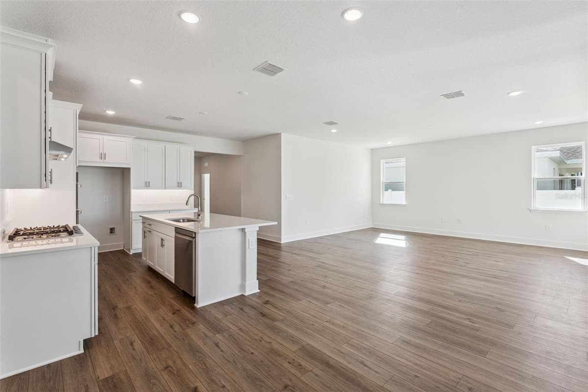 526 EMERALD GROVE DRIVE — photo 5 of 13