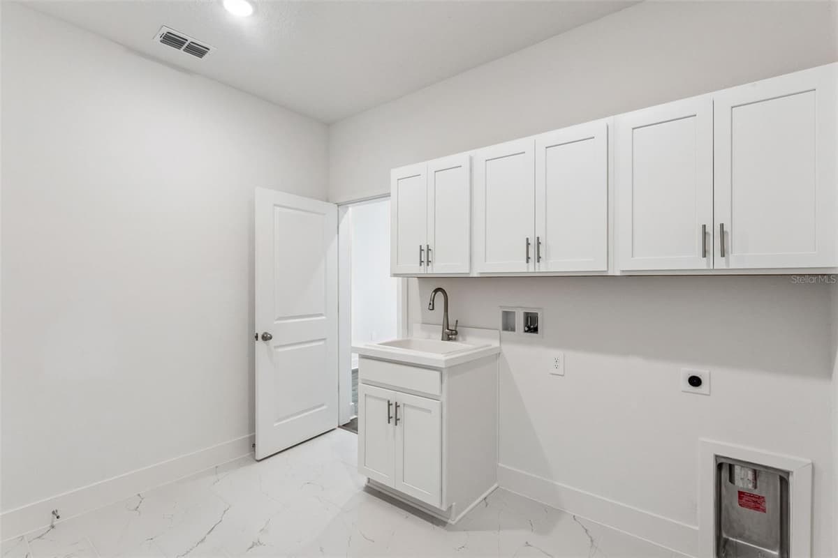 526 EMERALD GROVE DRIVE — photo 12 of 13