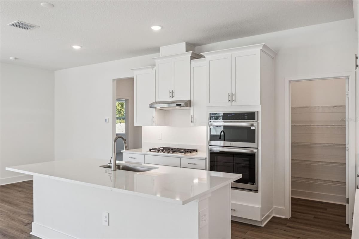 526 EMERALD GROVE DRIVE — photo 3 of 13
