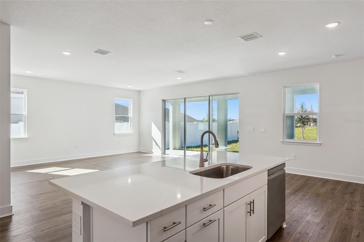 526 EMERALD GROVE DRIVE — photo 4 of 13
