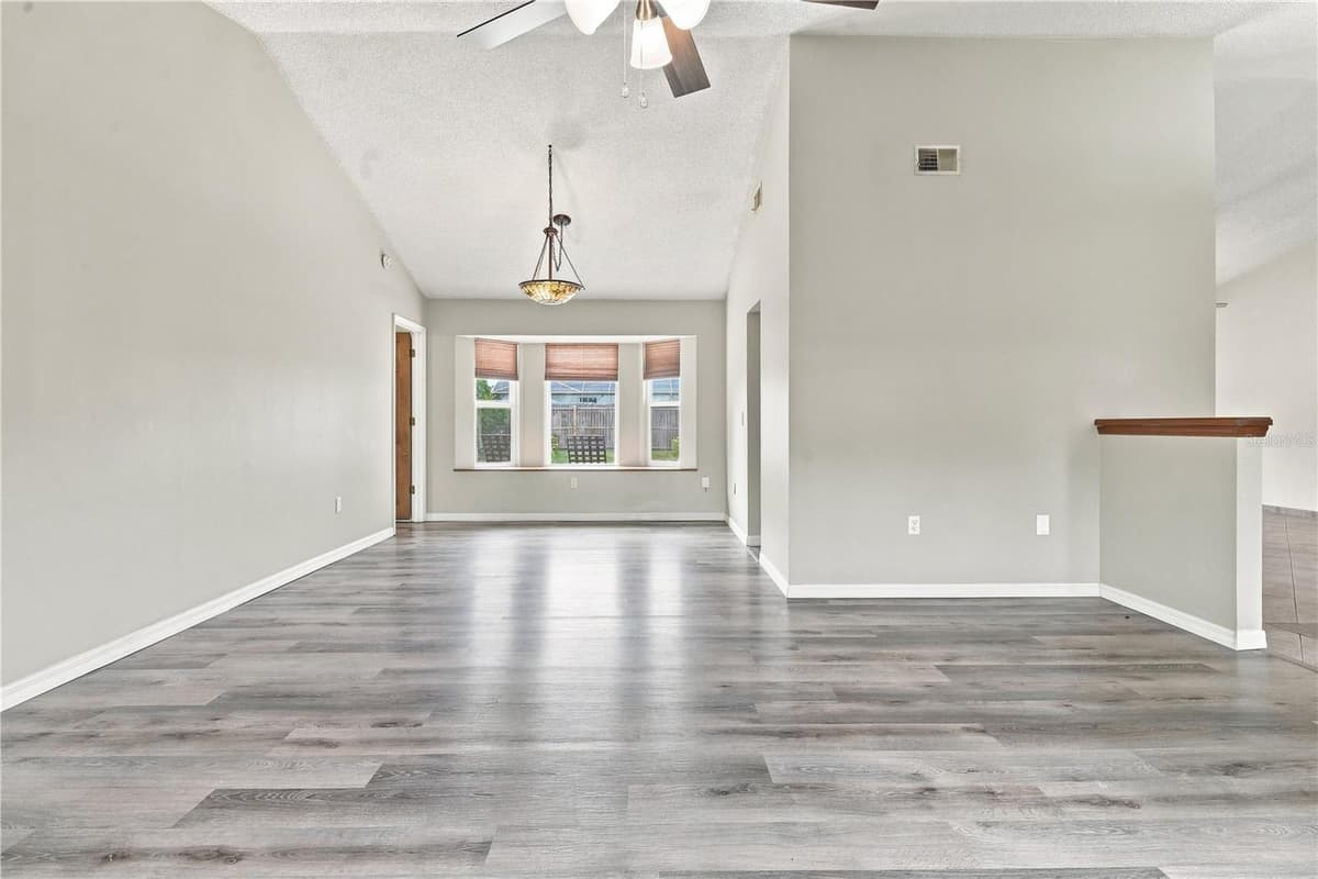 852 ABBOTT AVENUE — photo 8 of 34
