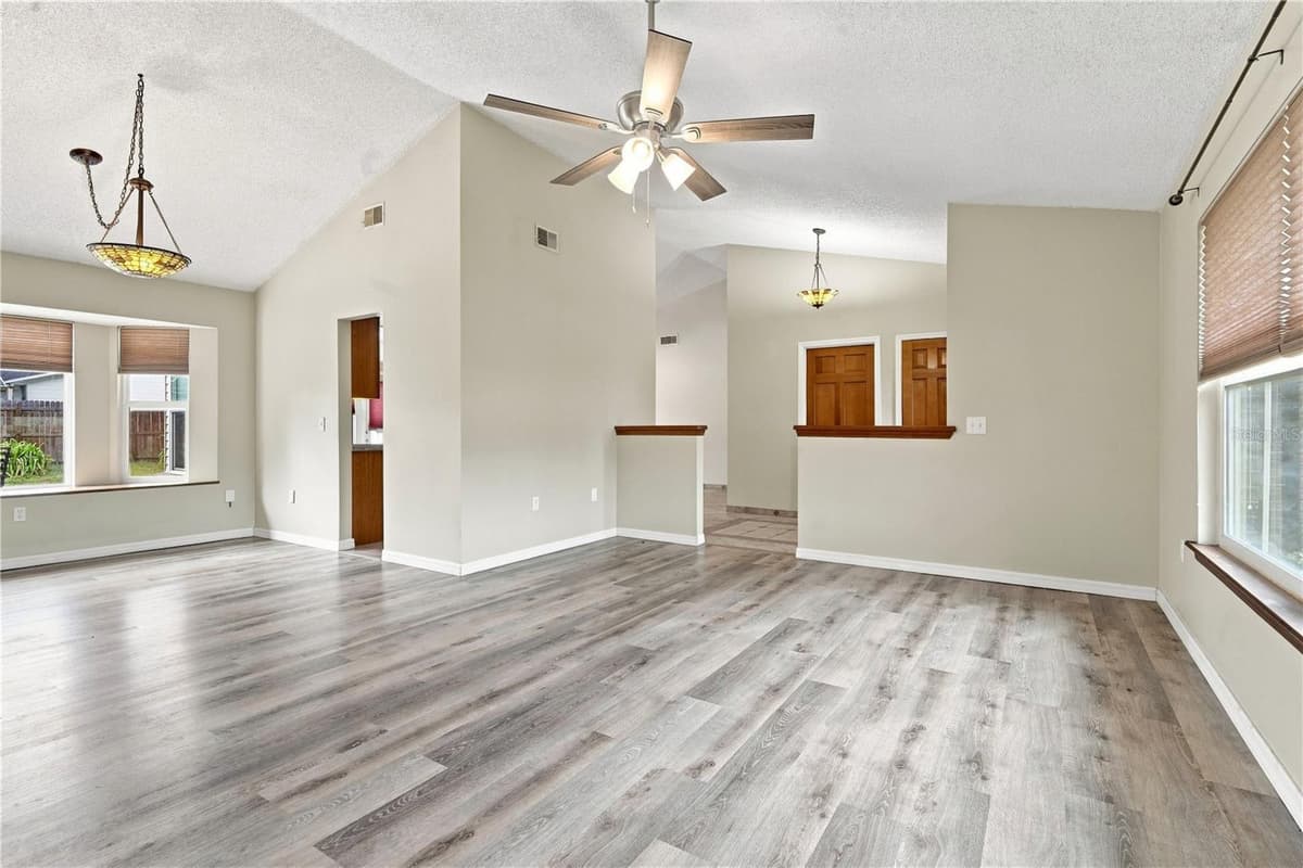 852 ABBOTT AVENUE — photo 6 of 34