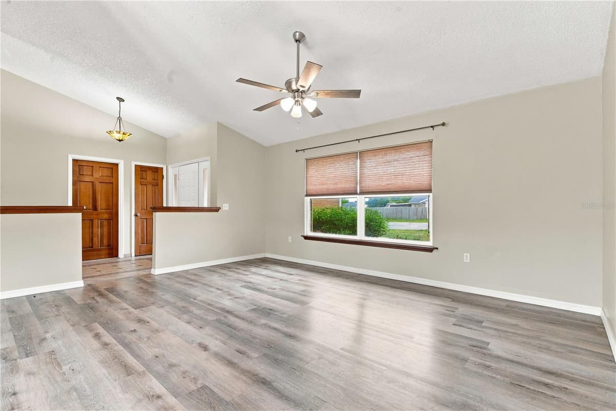 852 ABBOTT AVENUE — photo 4 of 34