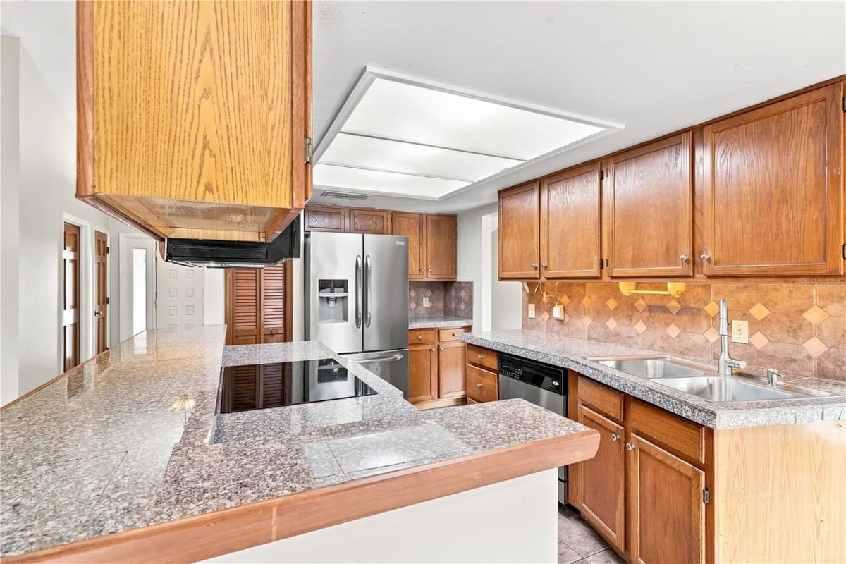 852 ABBOTT AVENUE — photo 11 of 34