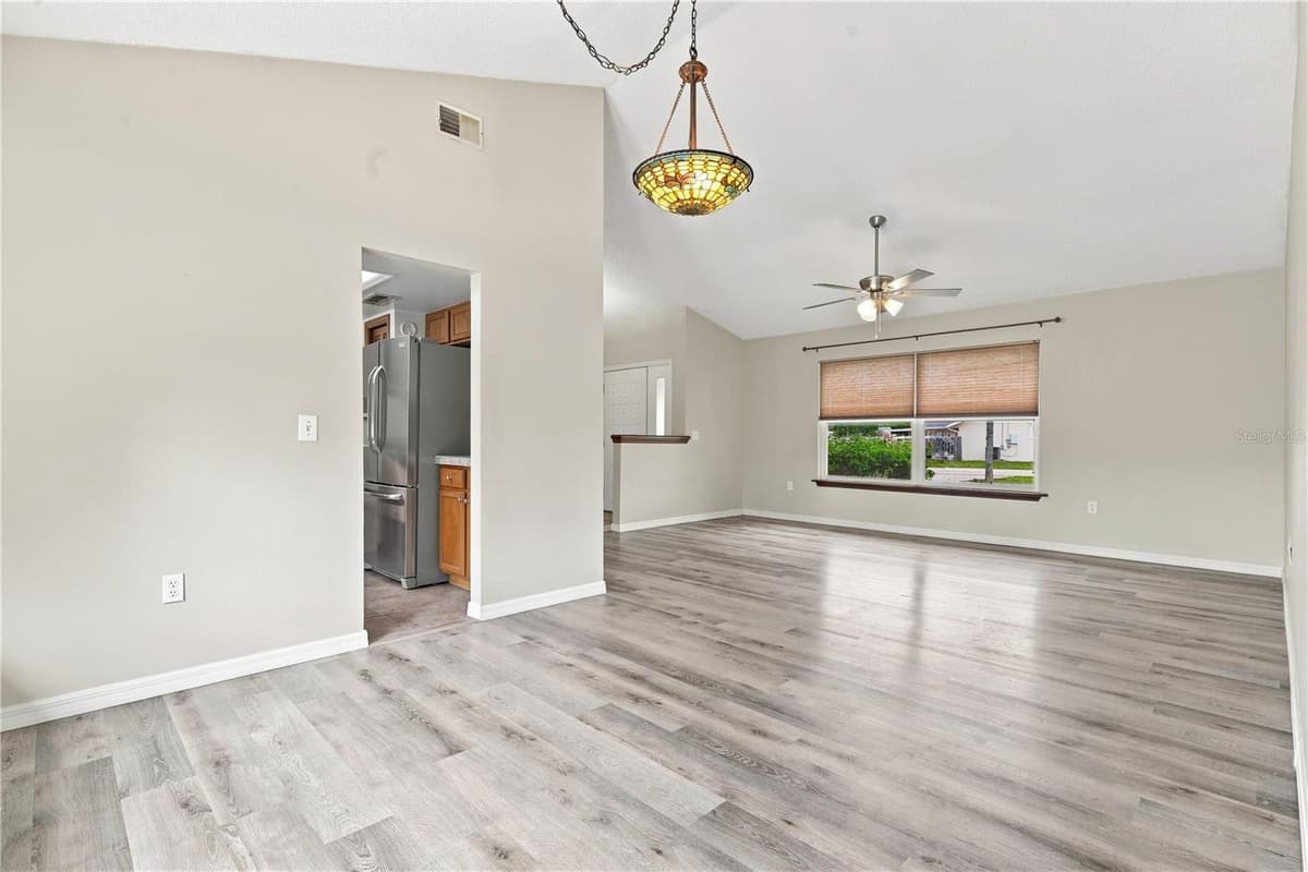 852 ABBOTT AVENUE — photo 9 of 34
