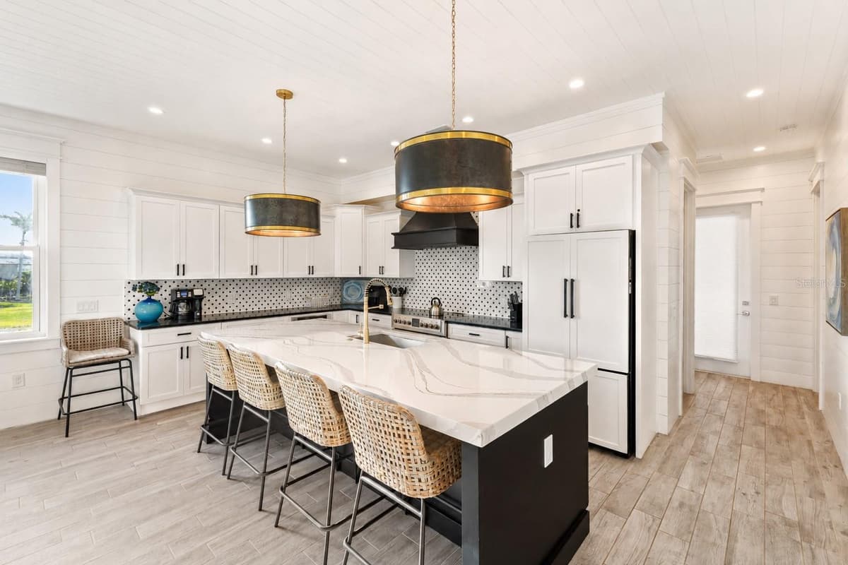 239 HARBOR DRIVE — photo 6 of 50