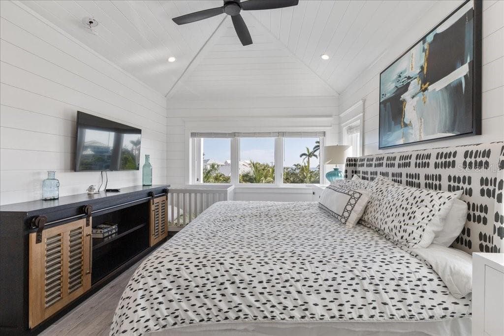239 HARBOR DRIVE — photo 15 of 50