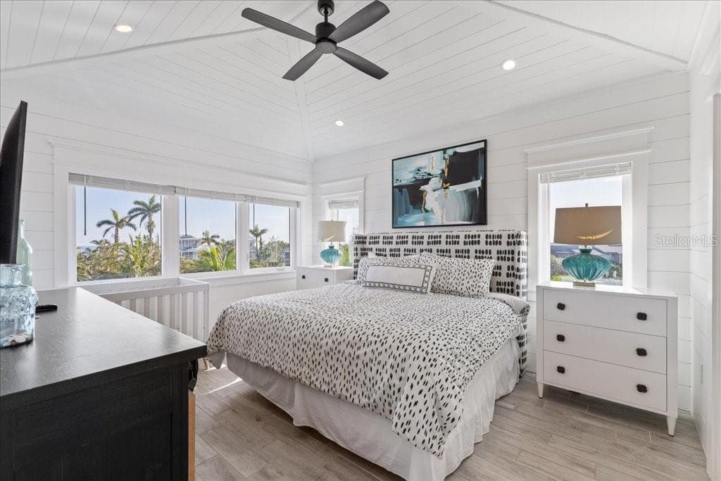 239 HARBOR DRIVE — photo 16 of 50