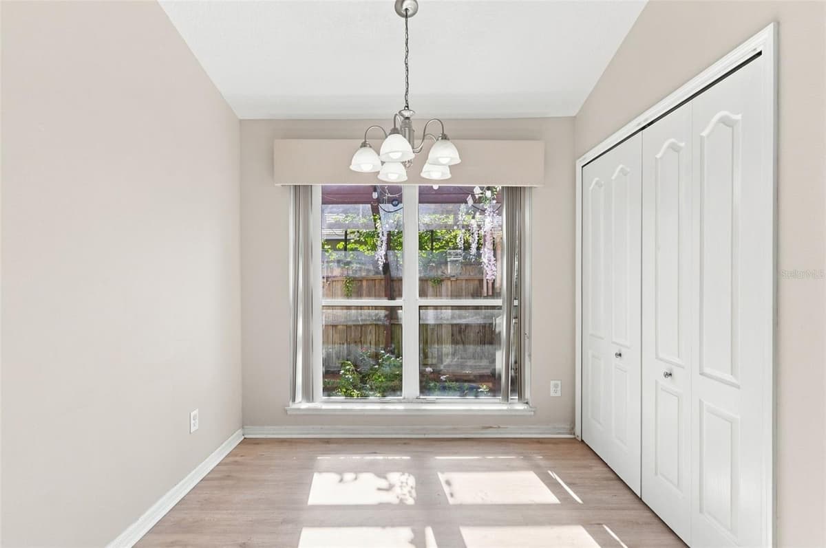 578 ZACHARY DRIVE — photo 9 of 33