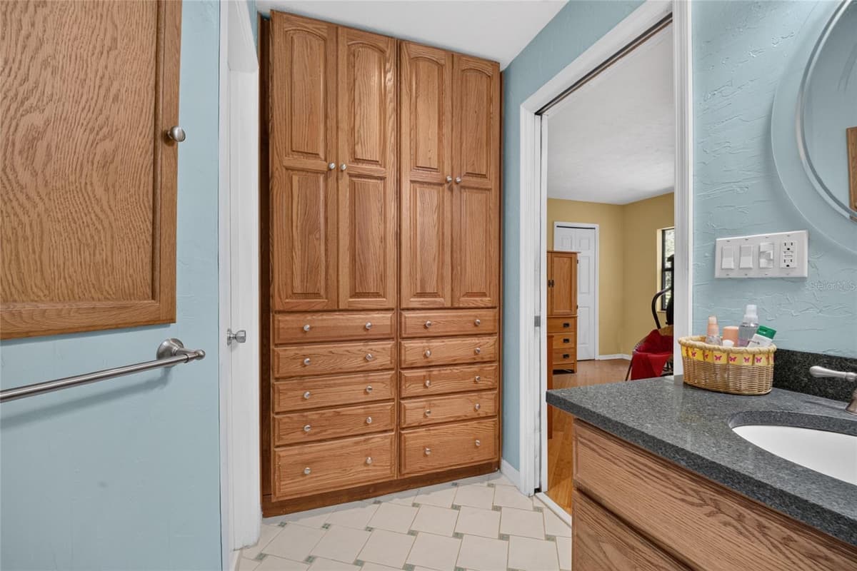 325 80TH BOULEVARD — photo 14 of 28
