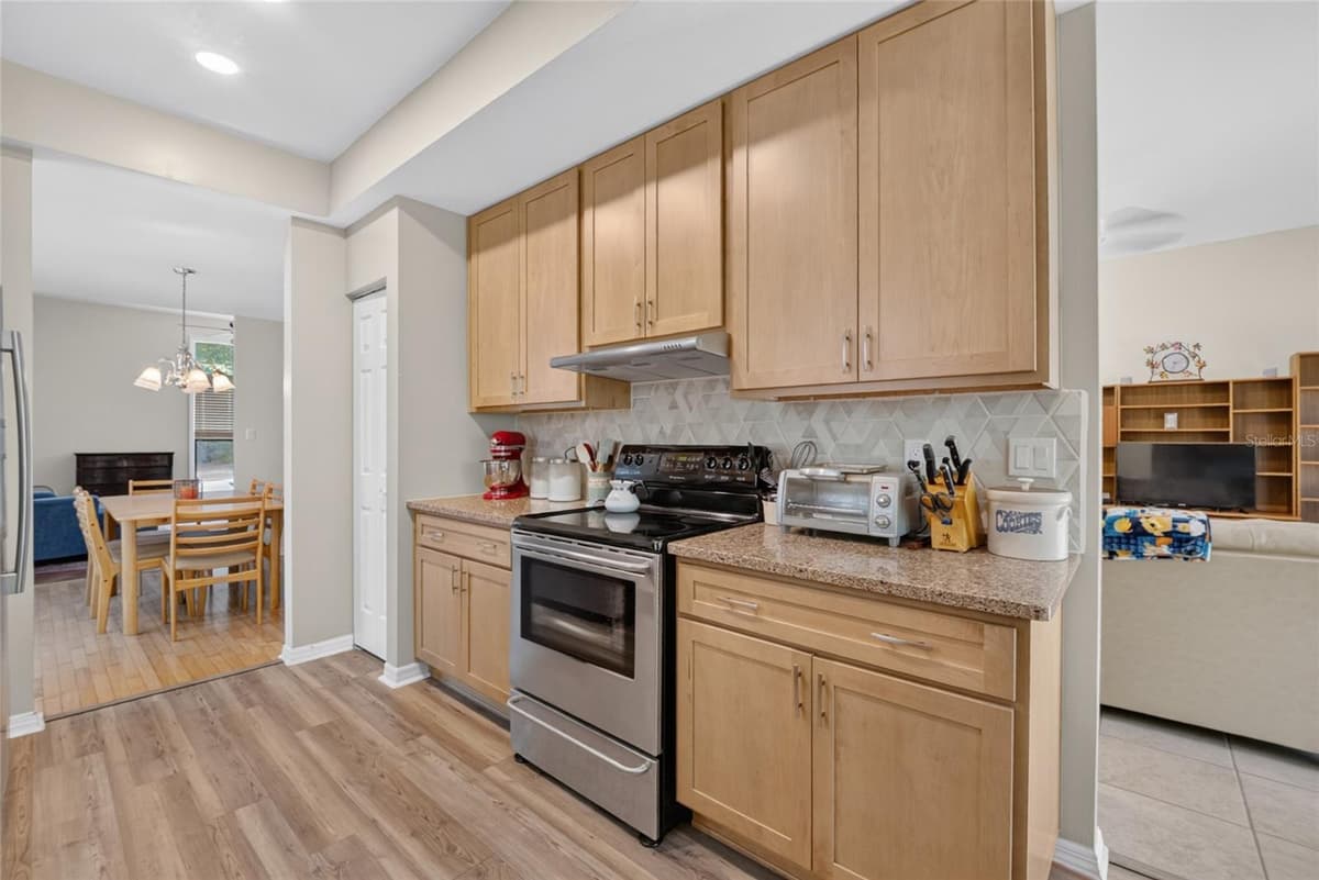 325 80TH BOULEVARD — photo 8 of 28