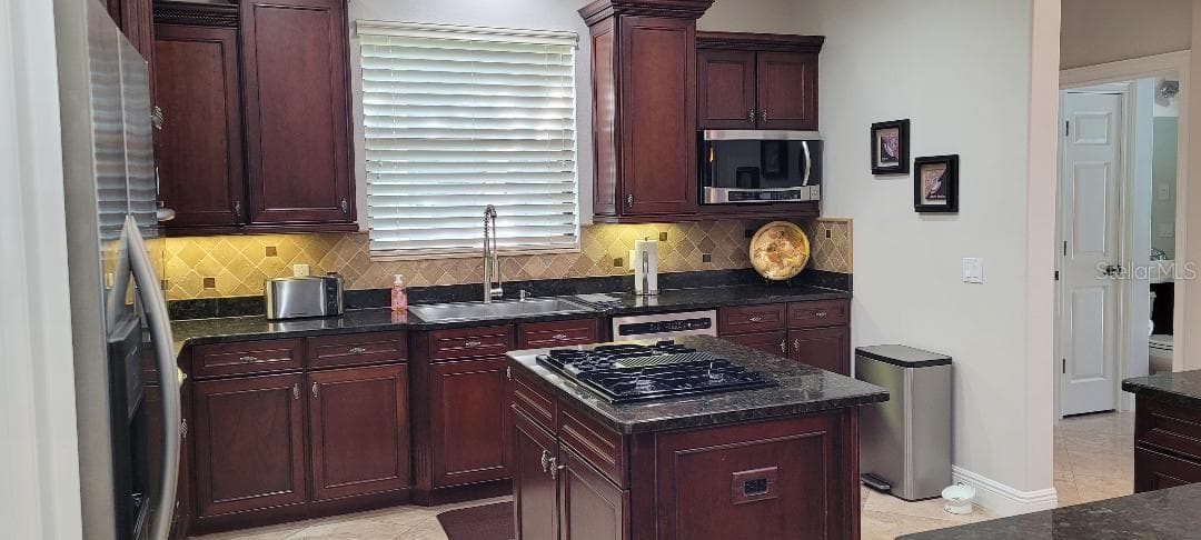 2675 LAKEBREEZE LANE — photo 3 of 33