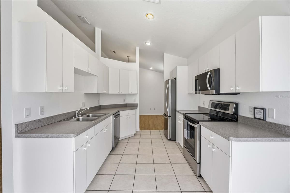 5469 ASHTON MANOR DRIVE — photo 11 of 37