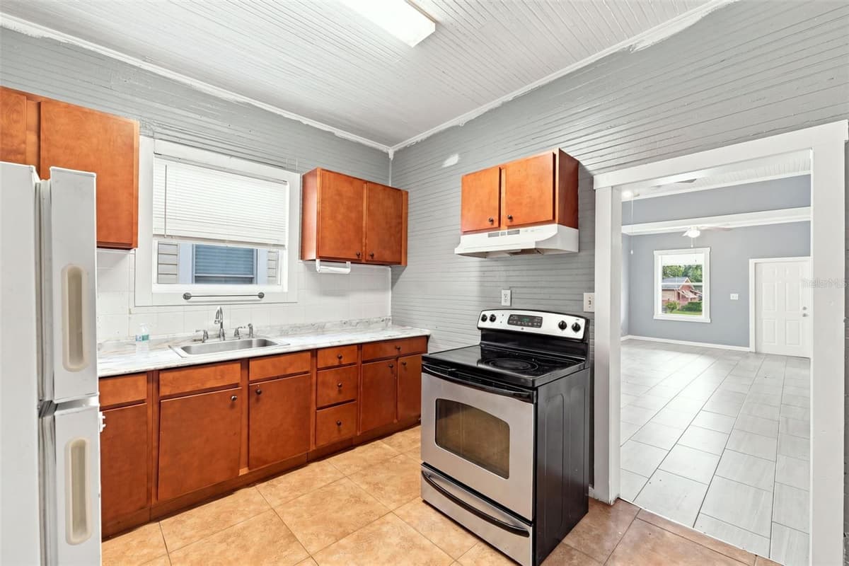 1609 LAKE AVENUE — photo 10 of 27