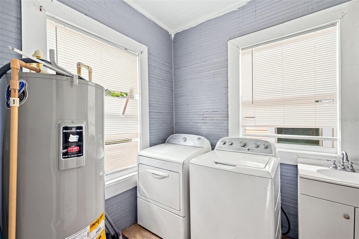 1609 LAKE AVENUE — photo 19 of 27