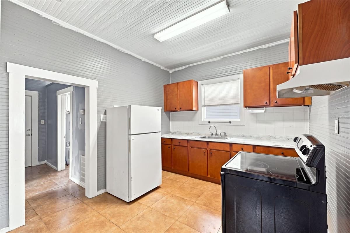 1609 LAKE AVENUE — photo 8 of 27
