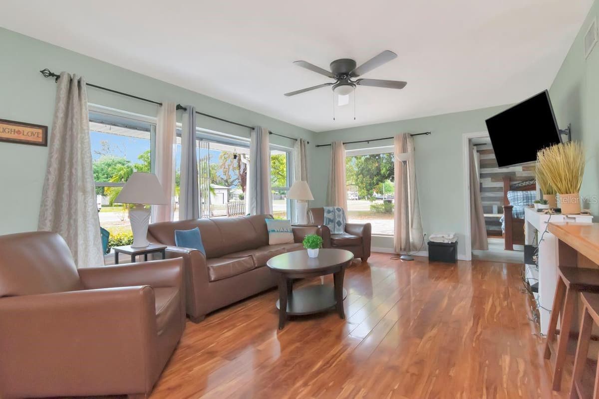 305 BAKER AVENUE — photo 10 of 43