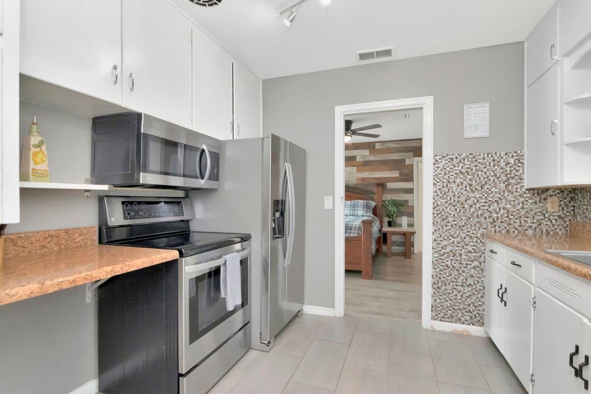 305 BAKER AVENUE — photo 17 of 43