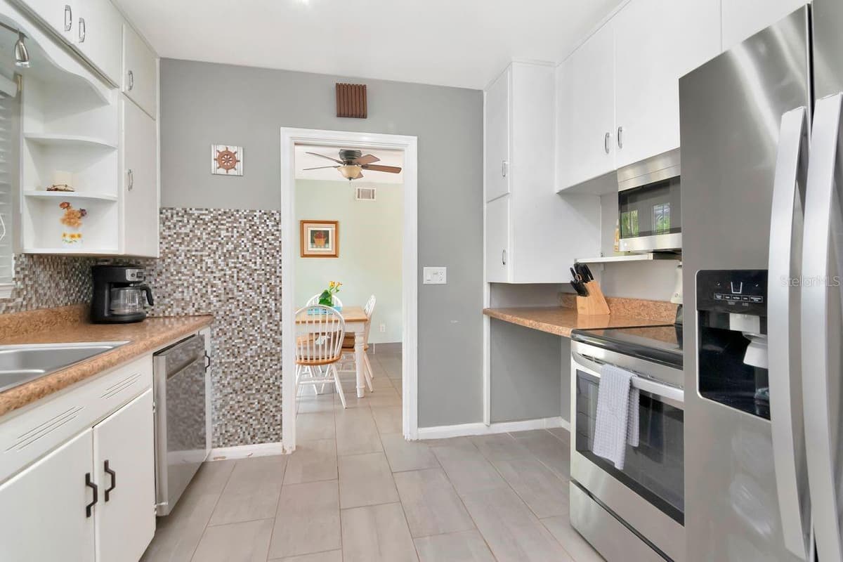 305 BAKER AVENUE — photo 18 of 43