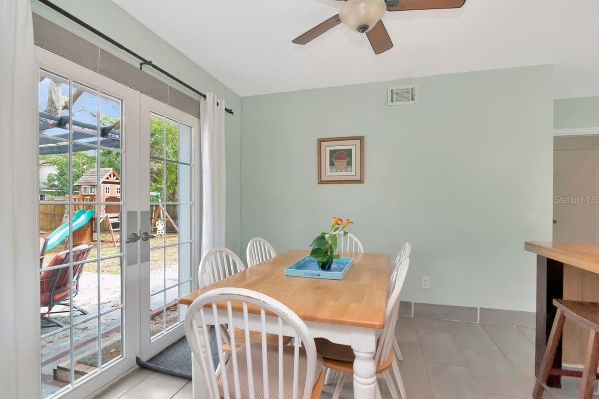 305 BAKER AVENUE — photo 16 of 43