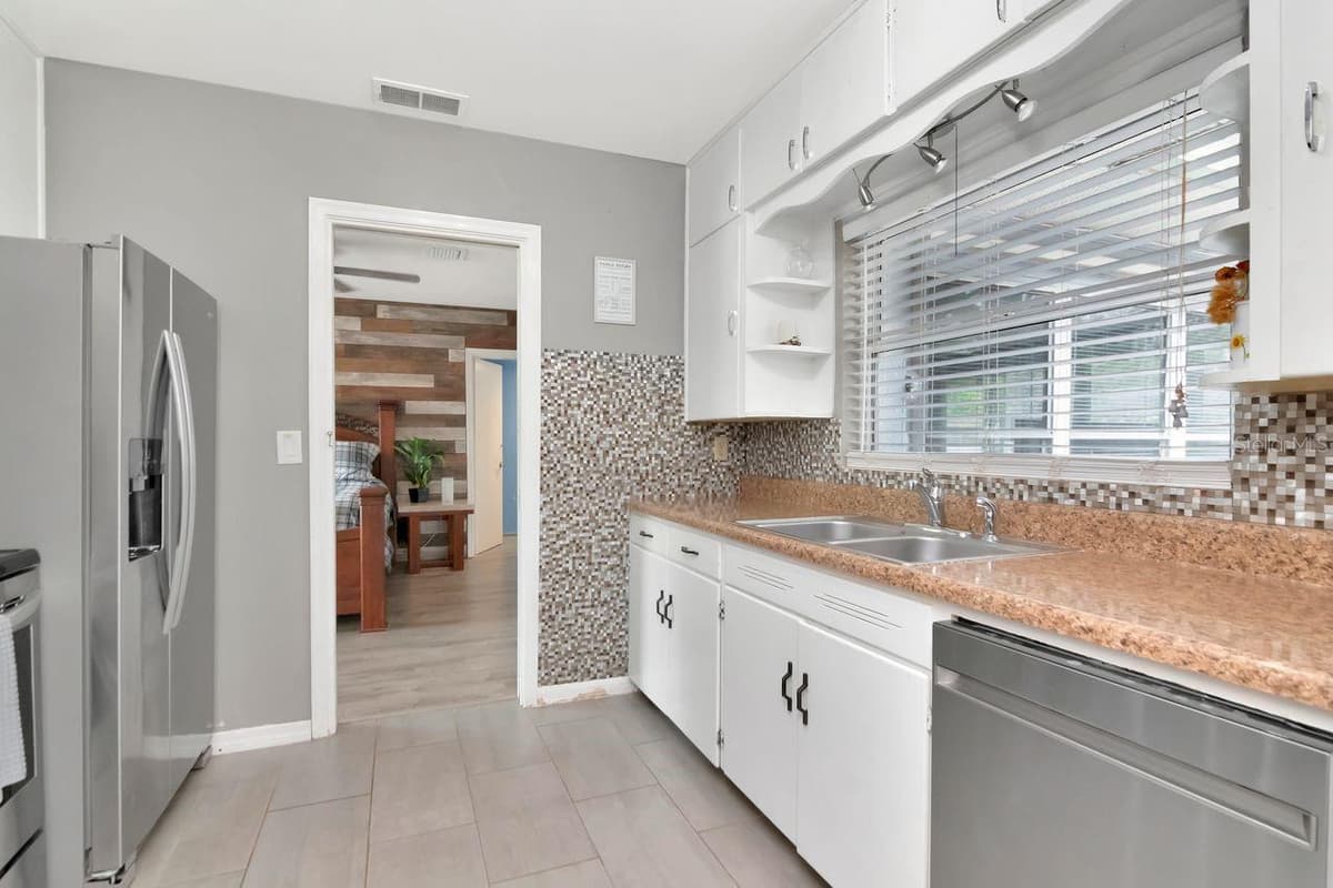 305 BAKER AVENUE — photo 19 of 43