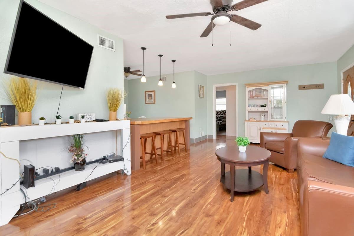305 BAKER AVENUE — photo 8 of 43
