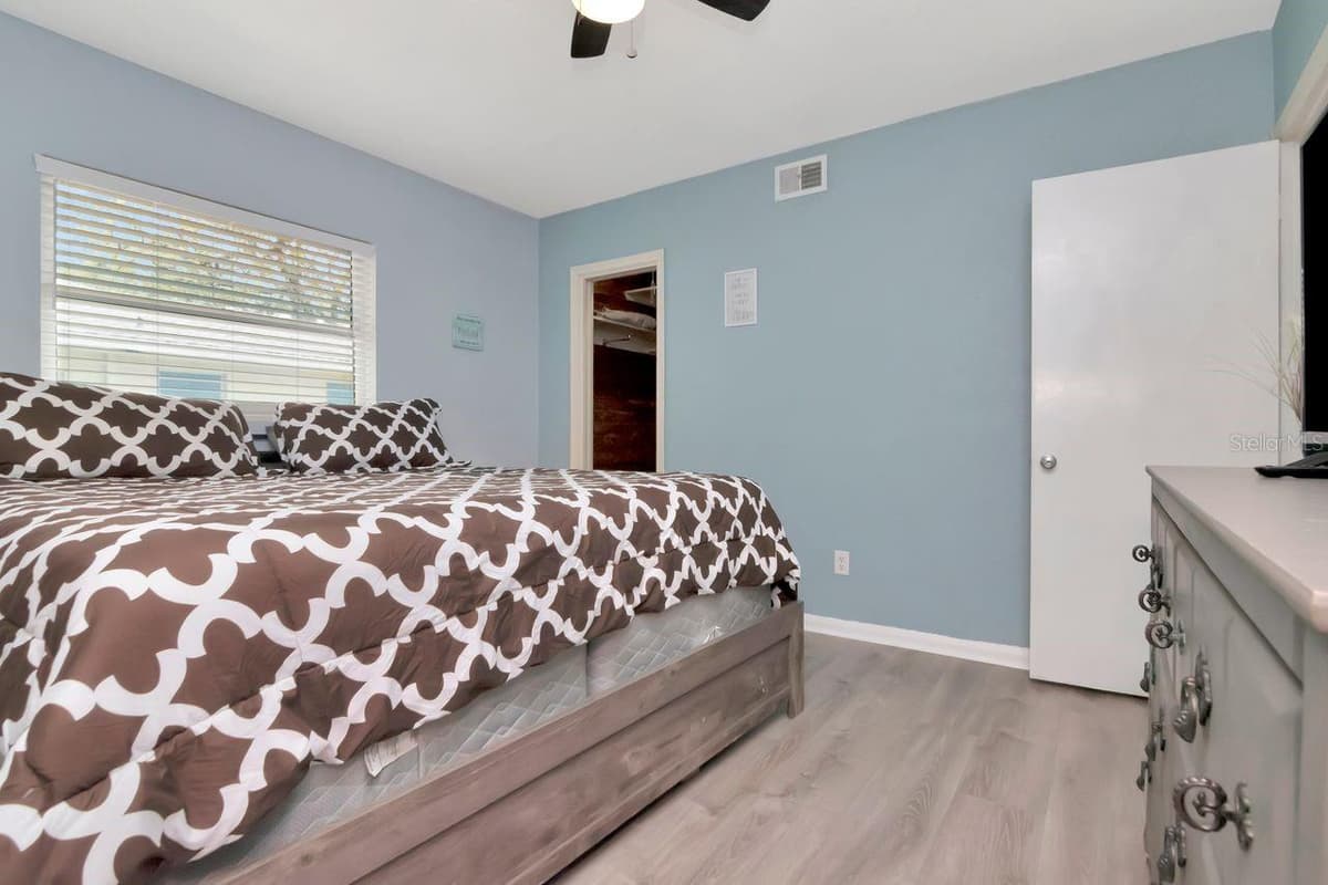 305 BAKER AVENUE — photo 26 of 43